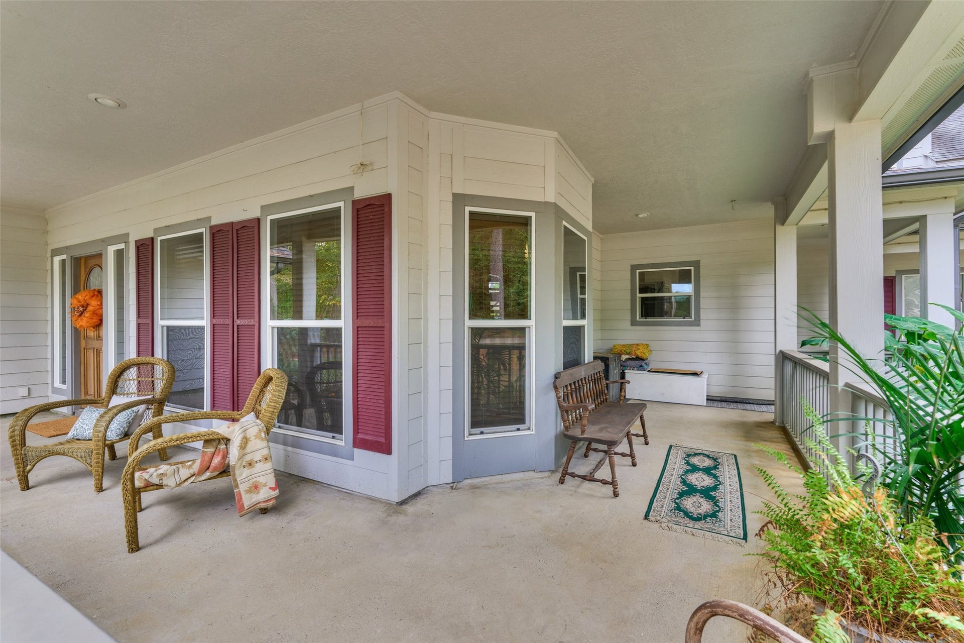 28911 Sapphire Circle, Magnolia, TX 77355 Charming wraparound porch with ample seating, perfect for relaxing and enjoying the outdoors.