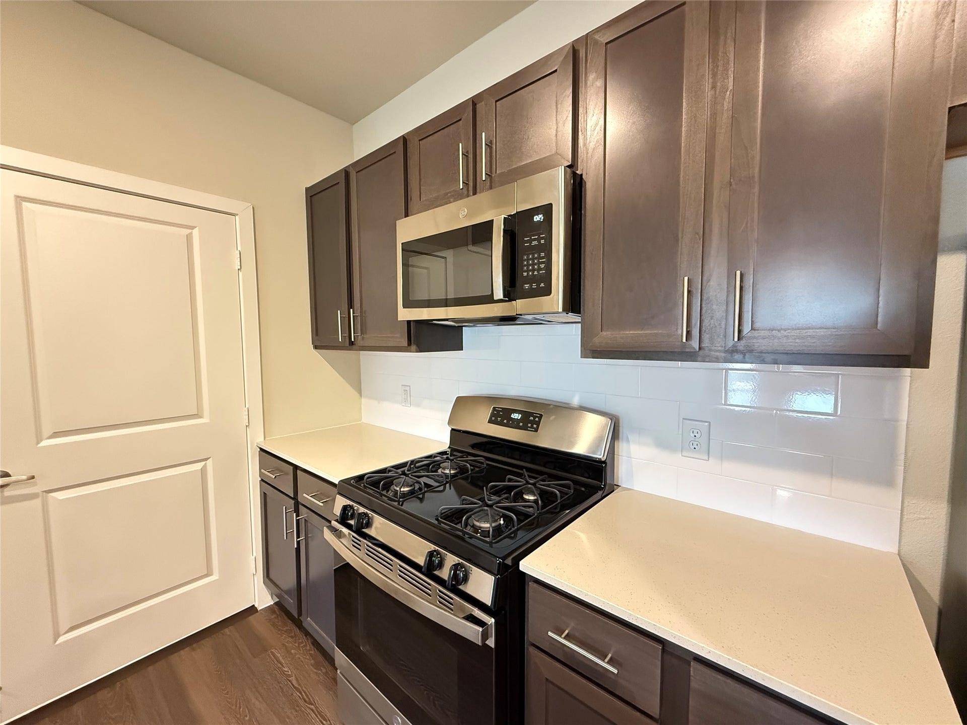 2102 Antoine Drive, #B2, Houston, TX 77055 PHOTOS ARE OF A VACANT UNIT OF THE SAME LAYOUT