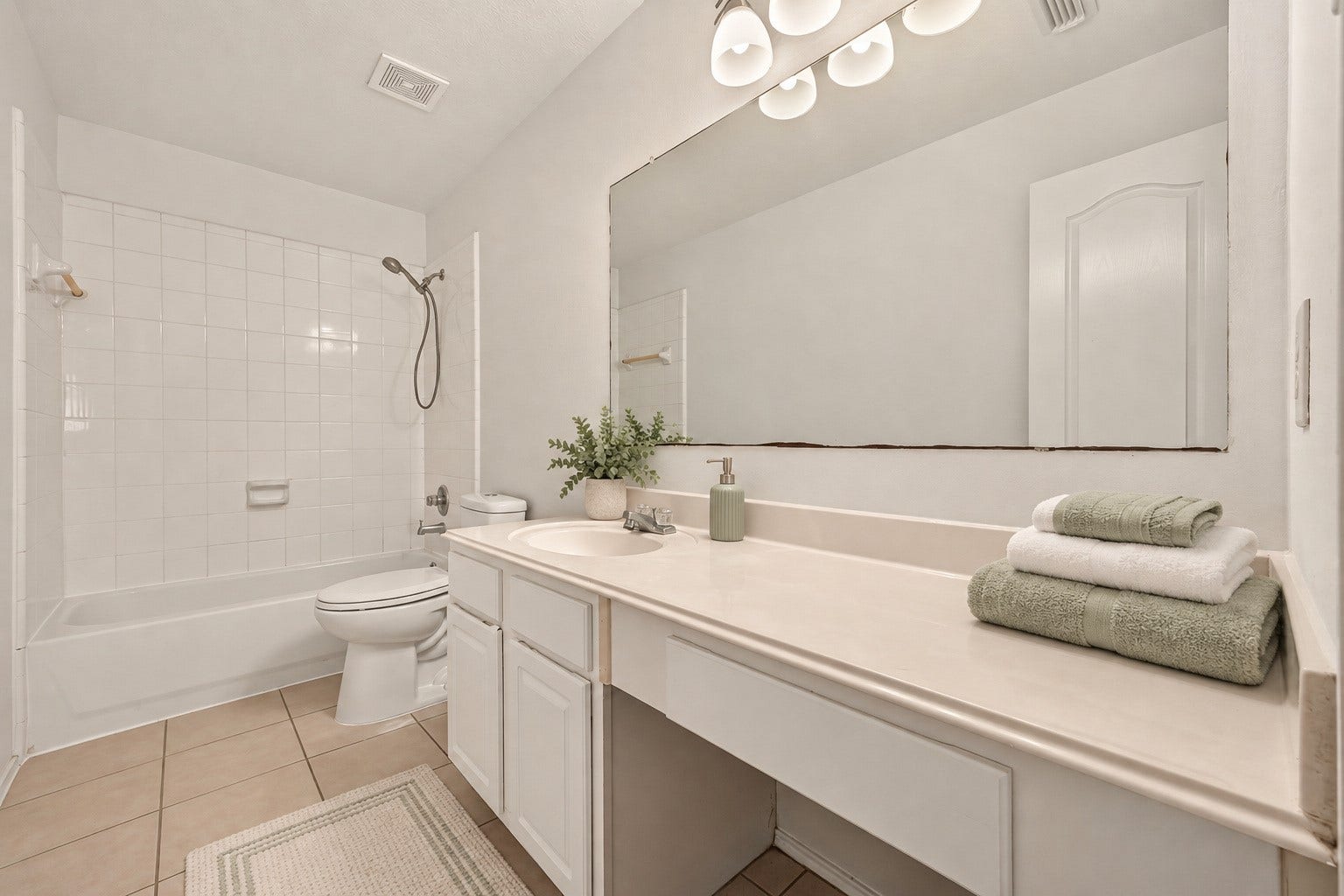 3111 Lantern Bay Lane, Katy, TX 77449 The secondary bathroom offers a tiled tub and shower, a spacious vanity counter, and a bright, clean look. Virtually staged.