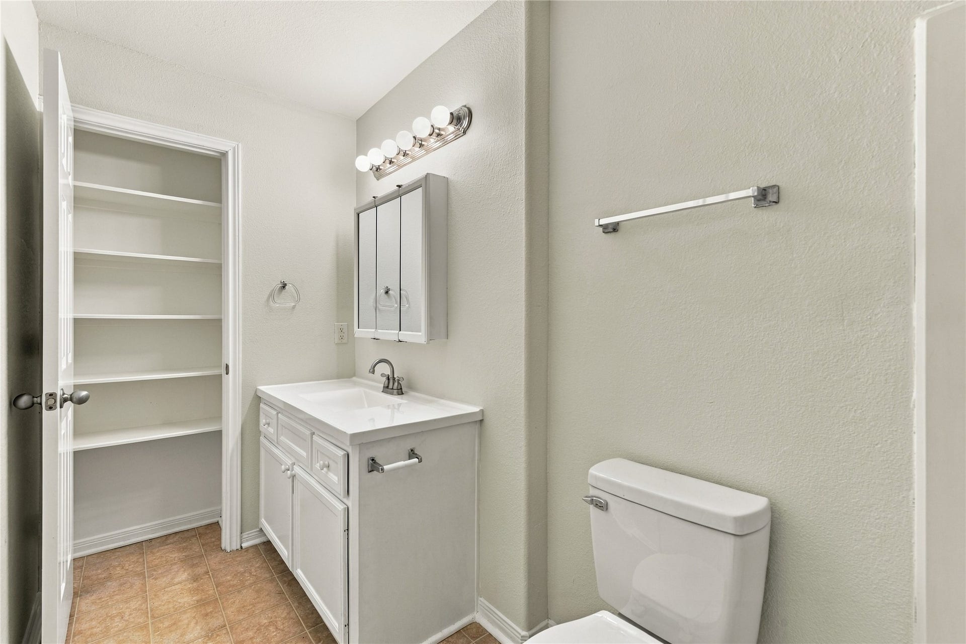 primary bathroom, linen closet