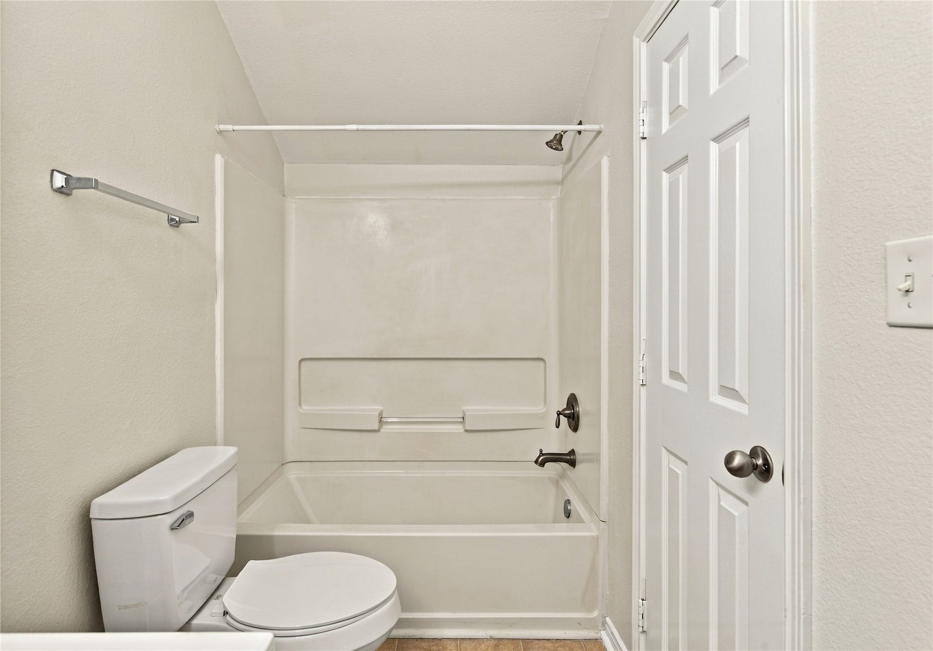 primary bathroom tub/shower