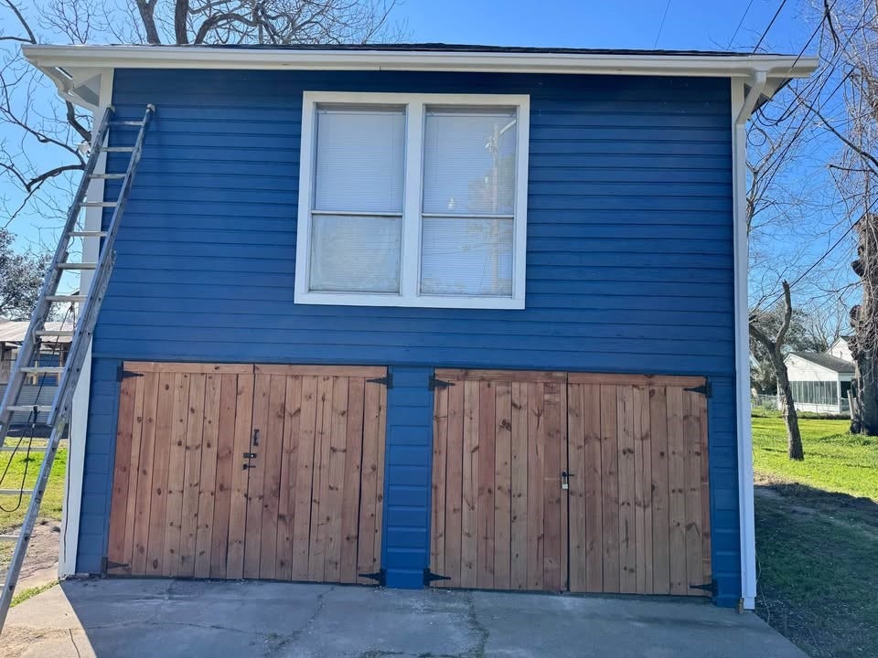 415 N Rockisland Street, Angleton, TX 77515 2 bed/1 bath with 2 car garage!