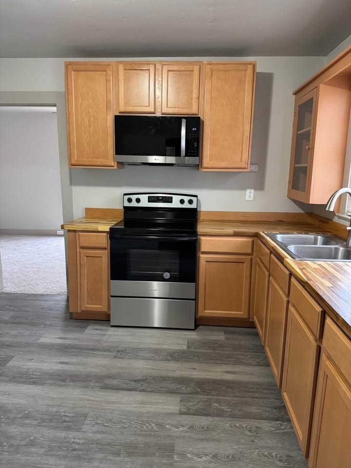 415 N Rockisland Street, Angleton, TX 77515 Kitchen