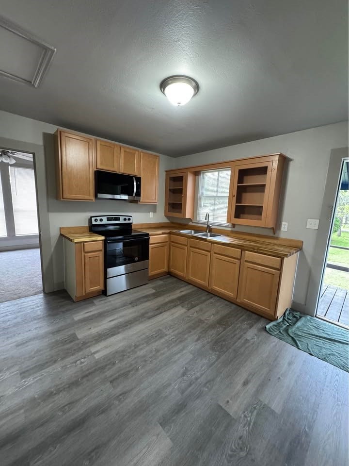 415 N Rockisland Street, Angleton, TX 77515 Kitchen