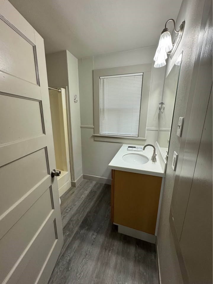415 N Rockisland Street, Angleton, TX 77515 bath