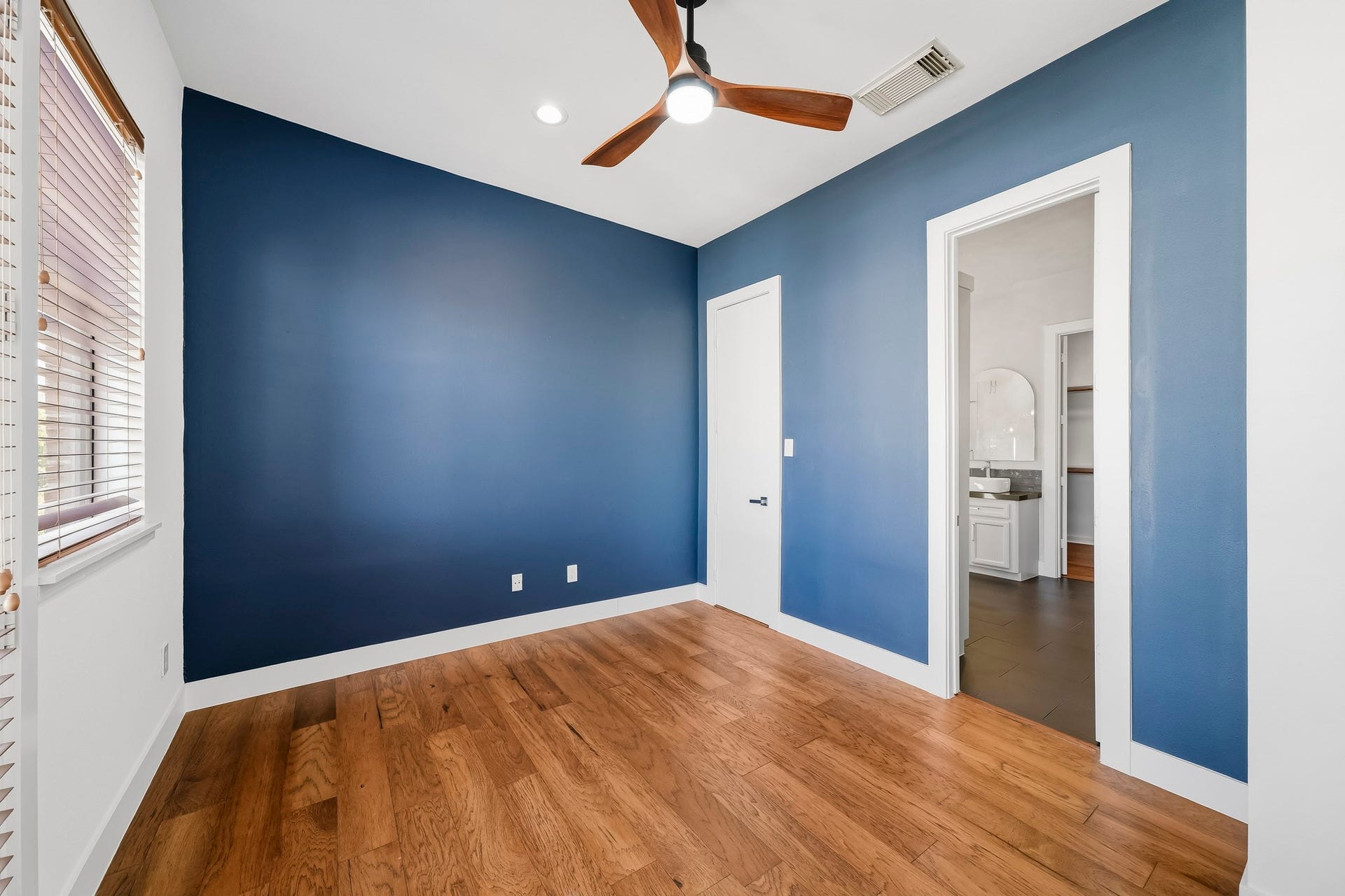 910 Malone Street, #106, Houston, TX 77007 This beautifully appointed secondary bedroom has a walk-in closet and is attached to the primary bathroom.
