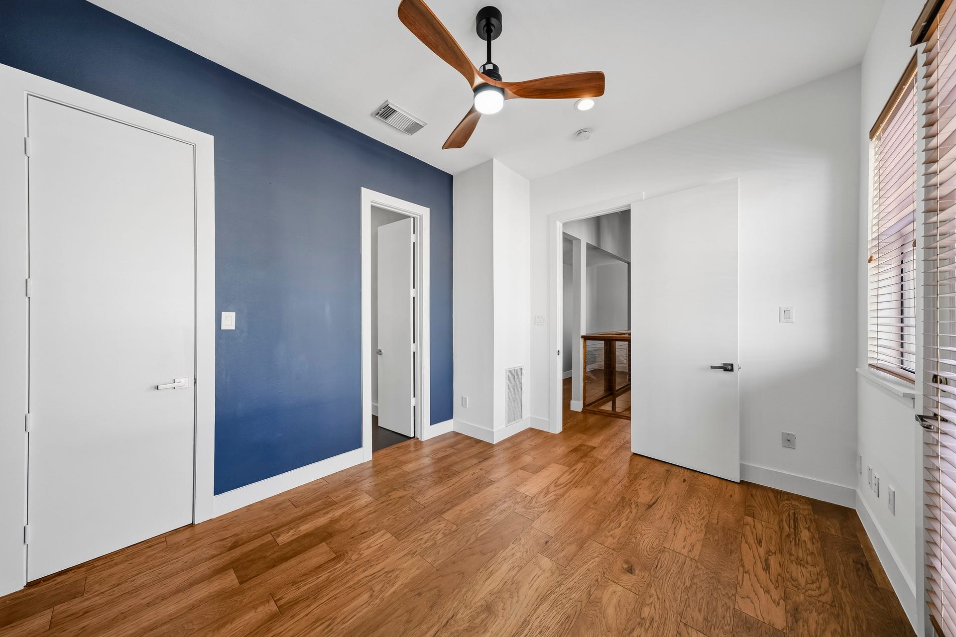 910 Malone Street, #106, Houston, TX 77007 Conveniently connected to the primary bath, this versatile room offers an extension of the primary suite, ideal for a private study, nursery or additional space tailored to your lifestyle.
