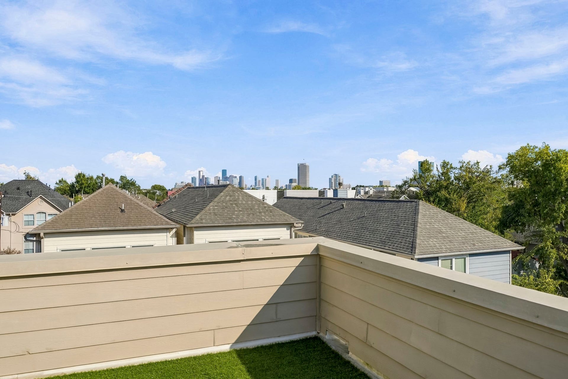 910 Malone Street, #106, Houston, TX 77007 Enjoy the best of Houstons urban lifestyle, with convenient access to Downtown, an exciting selection of nearby dining, shopping and entertainment, and a spectacular private rooftop terrace showcasing panoramic 180-degree views of the Downtown skyline. A distinctive residence where sophisticated city living meets the comfort of your own private escape.
