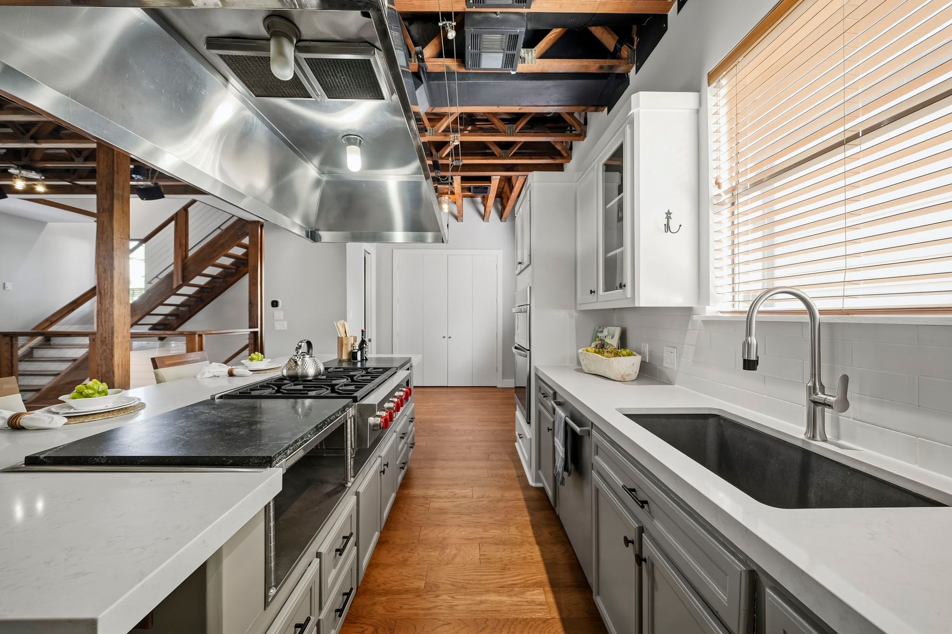 910 Malone Street, #106, Houston, TX 77007 A culinary enthusiasts dream, this beautifully appointed kitchen offers an abundance of countertop space for meal preparation, serving, and entertaining, blending exceptional functionality with timeless elegance.