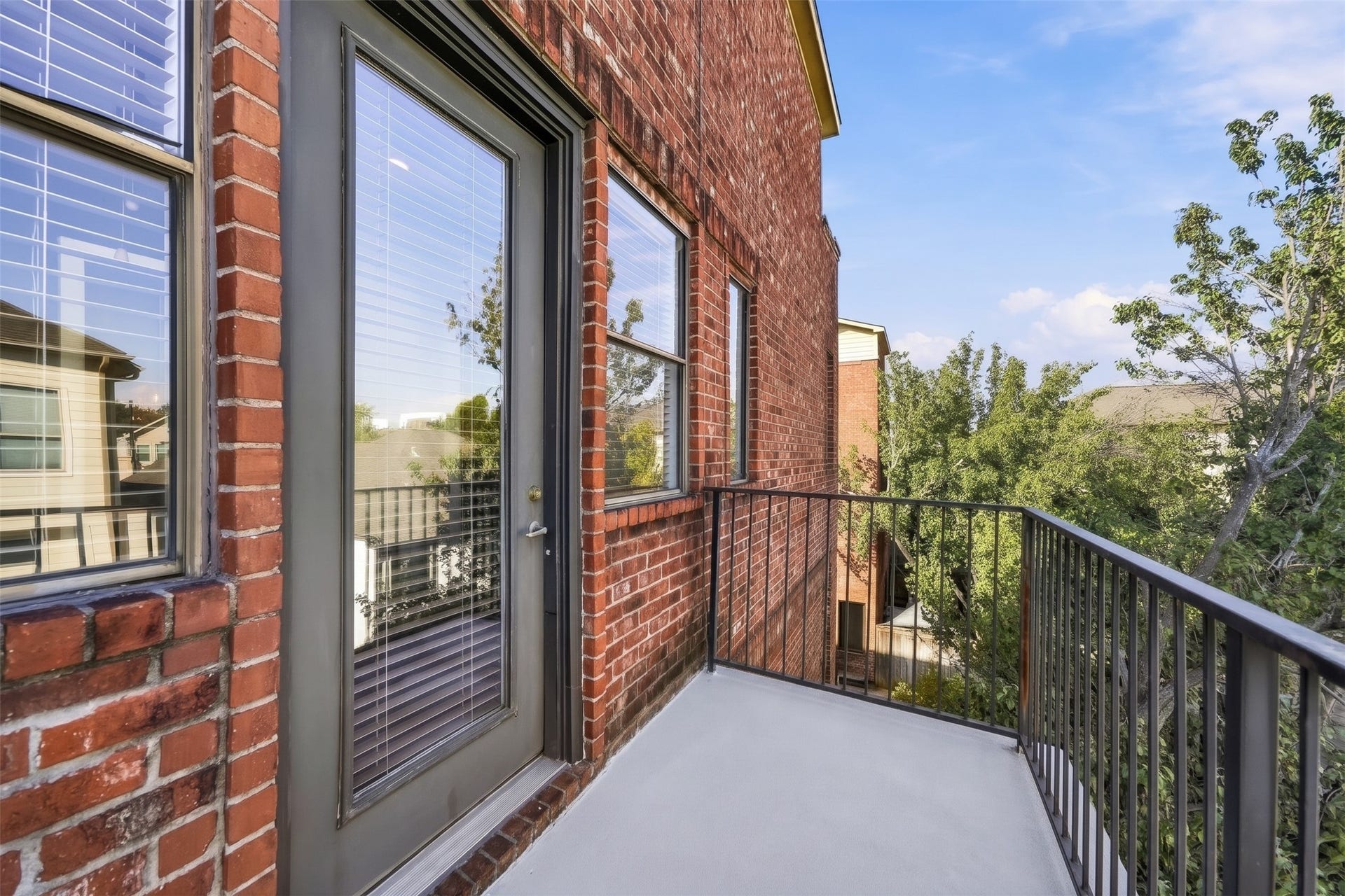 910 Malone Street, #106, Houston, TX 77007 Step onto the private third-floor balcony and take in the surrounding views from an elevated vantage point. A wonderful outdoor escape for enjoying your morning coffee, catching a refreshing breeze, or relaxing beneath the evening sky.