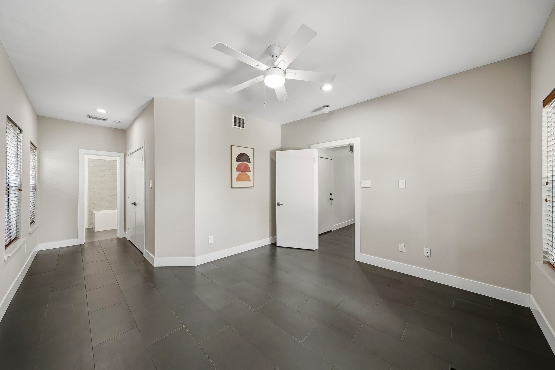 910 Malone Street, #106, Houston, TX 77007 Featuring double doors that open to a spacious closet and the convenience of an ensuite bath, this versatile room offers the flexibility to suit your lifestyle, whether used as a guest suite, home office, or additional bedroom.