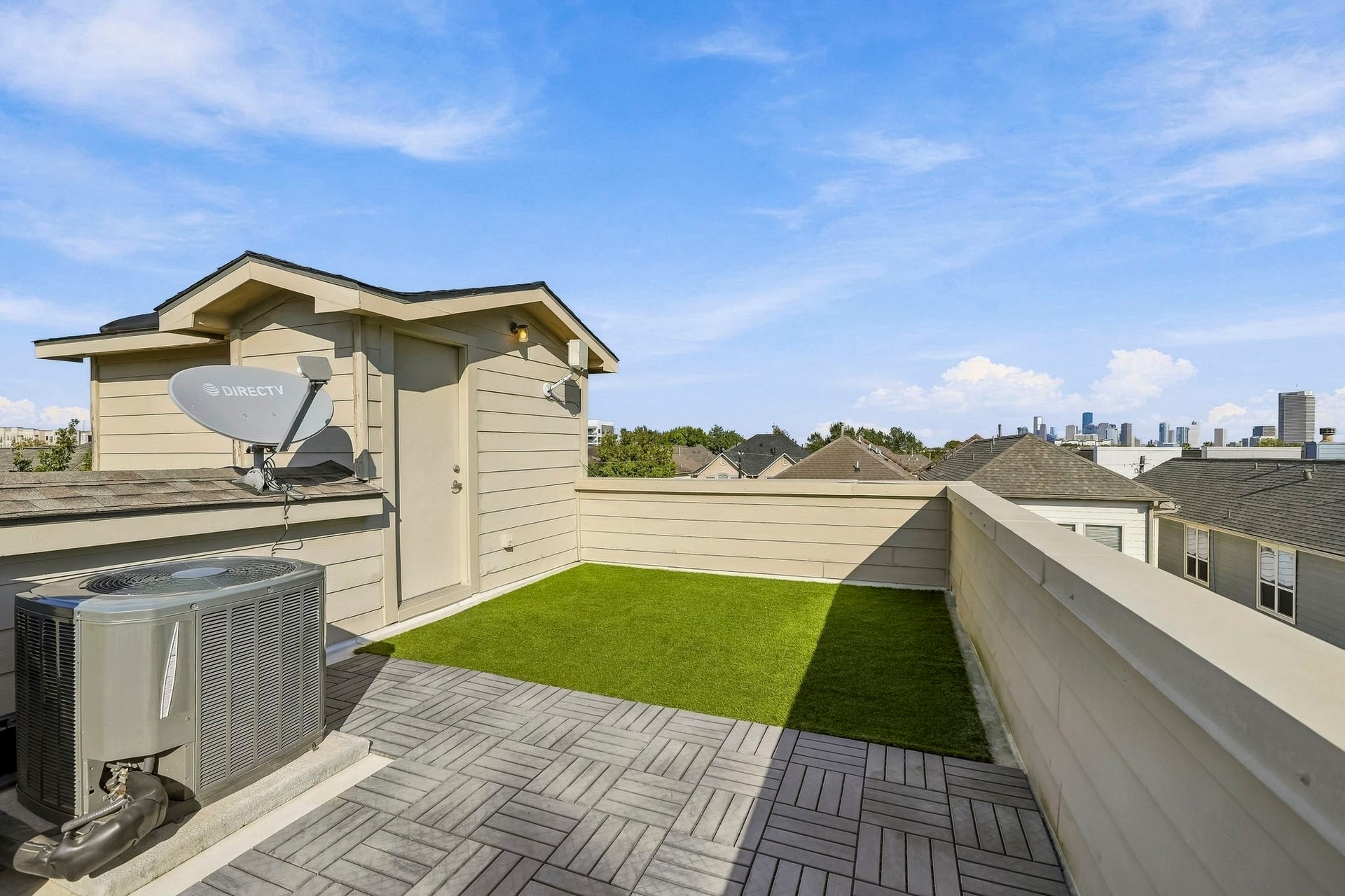 910 Malone Street, #106, Houston, TX 77007 Take in spectacular views of the Houston skyline from your private rooftop terrace, featuring low-maintenance artificial turf for year-round enjoyment. This exceptional outdoor space offers a stunning vantage point for relaxing or entertaining against the backdrop of Houstons illuminated skyline.