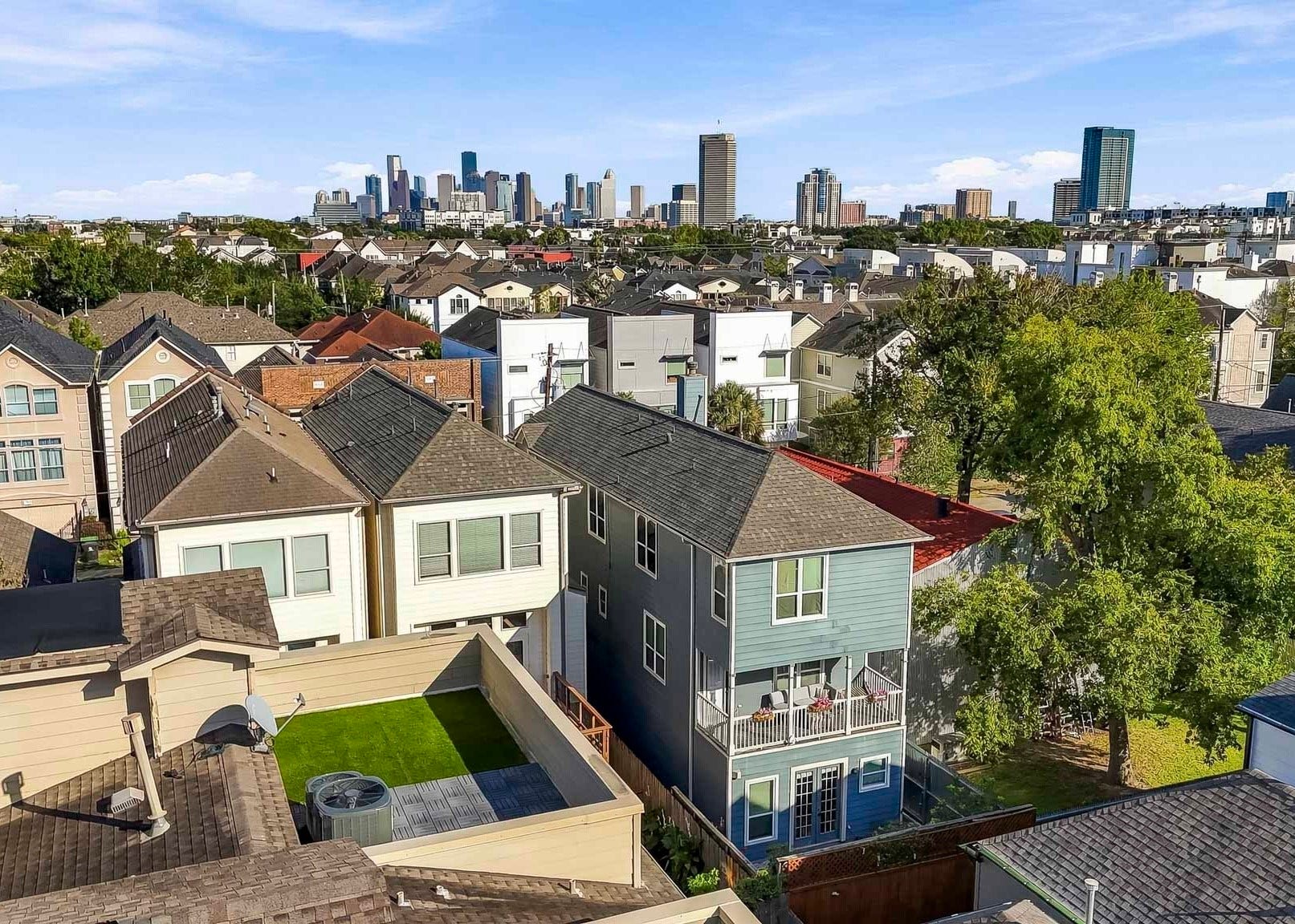 910 Malone Street, #106, Houston, TX 77007 Spectacular panoramic views of the Downtown Houston skyline provide a breathtaking backdrop from the rooftop terrace, where glowing sunsets and shimmering city lights create an extraordinary setting for evenings above the city.
