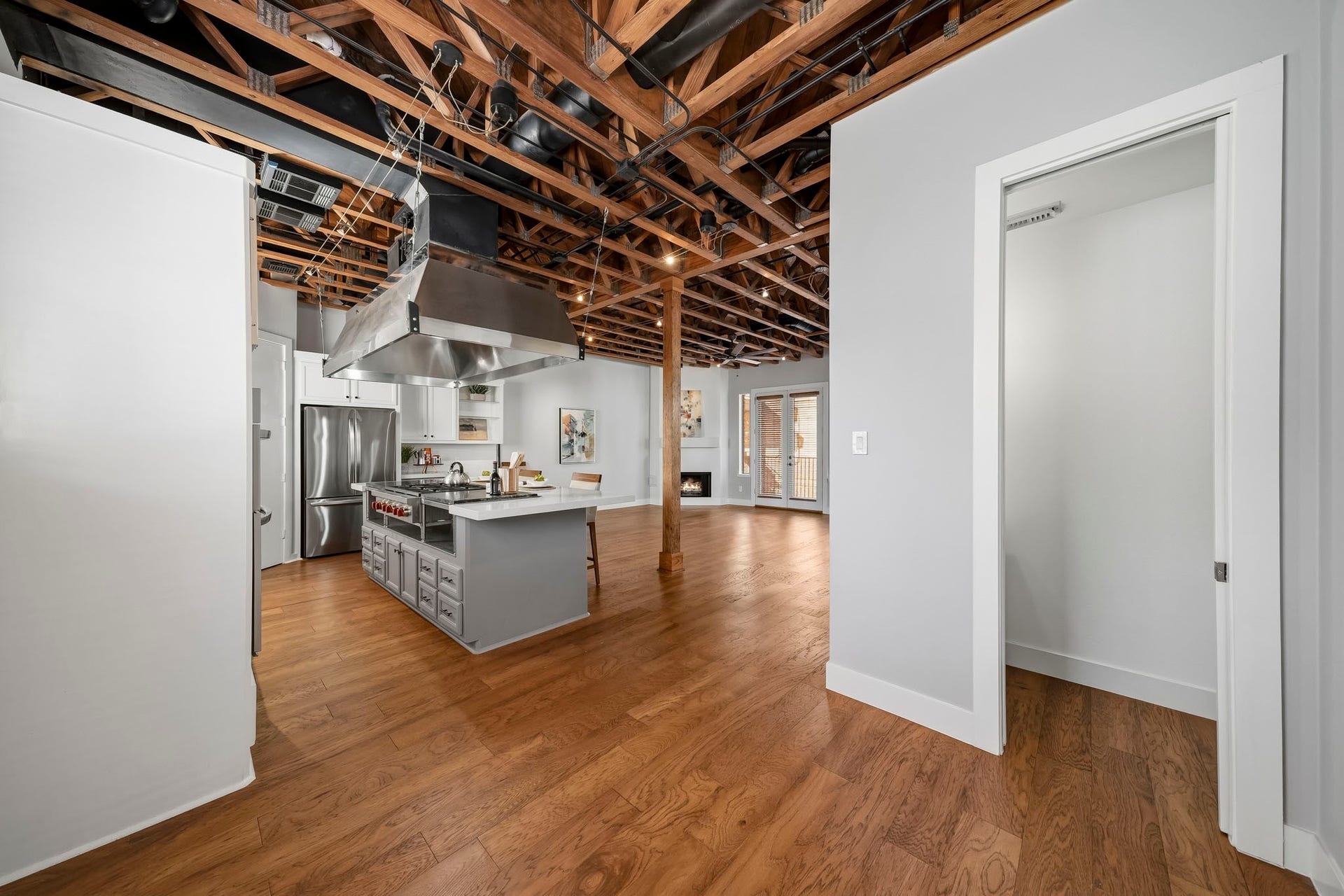 910 Malone Street, #106, Houston, TX 77007 The dining area enjoys views of the kitchen and family room as well as easy access to a well-appointed half bath, offering added comfort and convenience for residents and guests alike.