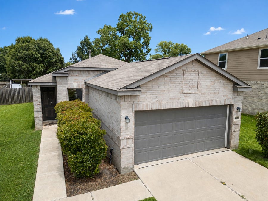 Property photo for 6011 Whitewing Road, Rosenberg, TX