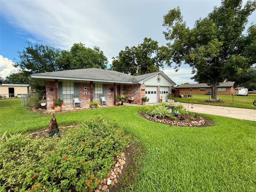 Property photo for 552 Sims Street, Angleton, TX