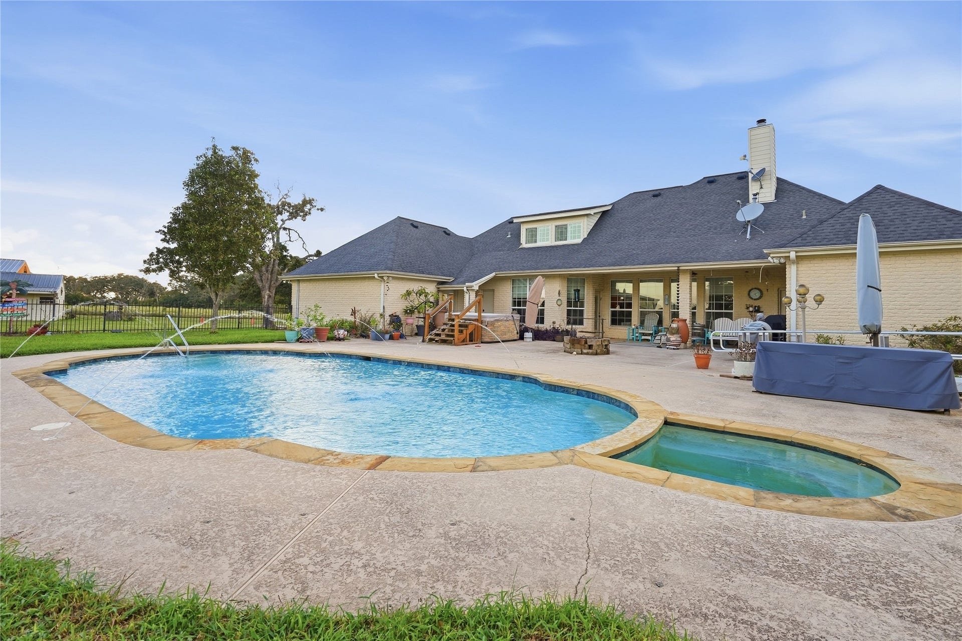 29101 Fm 1736 Road, Hempstead, TX 77445 BEAUTIFUL CUSTOM PULL WITH HOT TUB