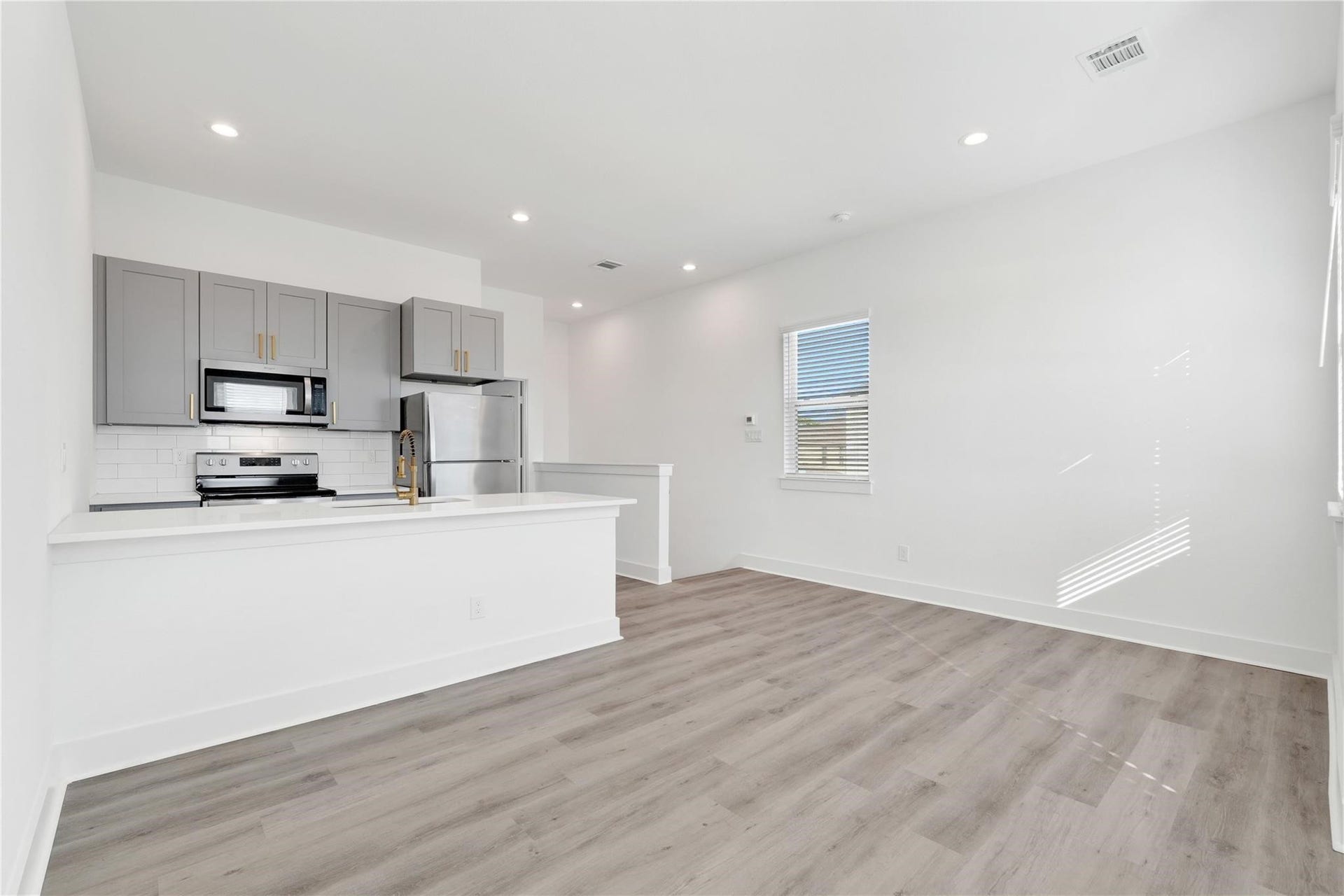 421 Alvia Run Lane, #AB, Houston, TX 77018 421 Alvia Run Lane, #AB, Houston, TX 77018