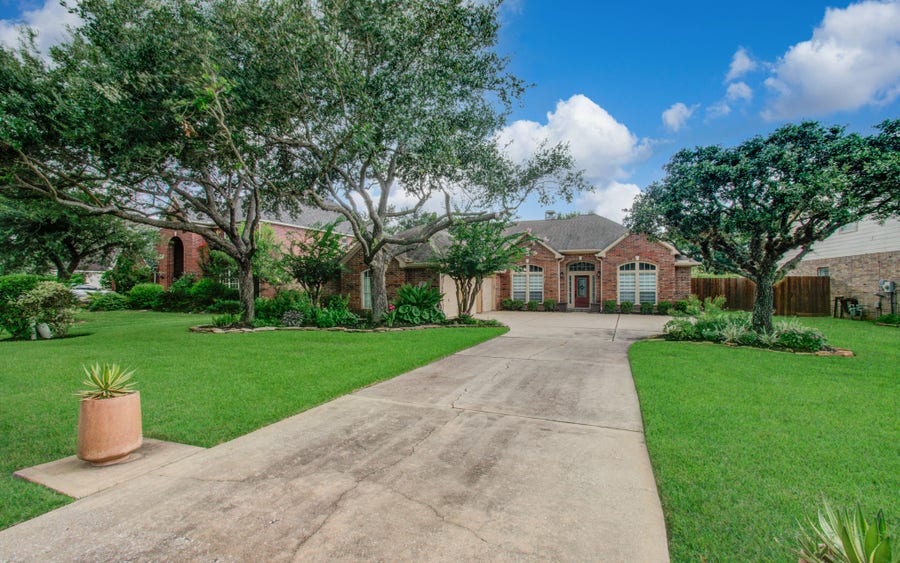 Property photo for 411 Bridge Crest Boulevard, Houston, TX
