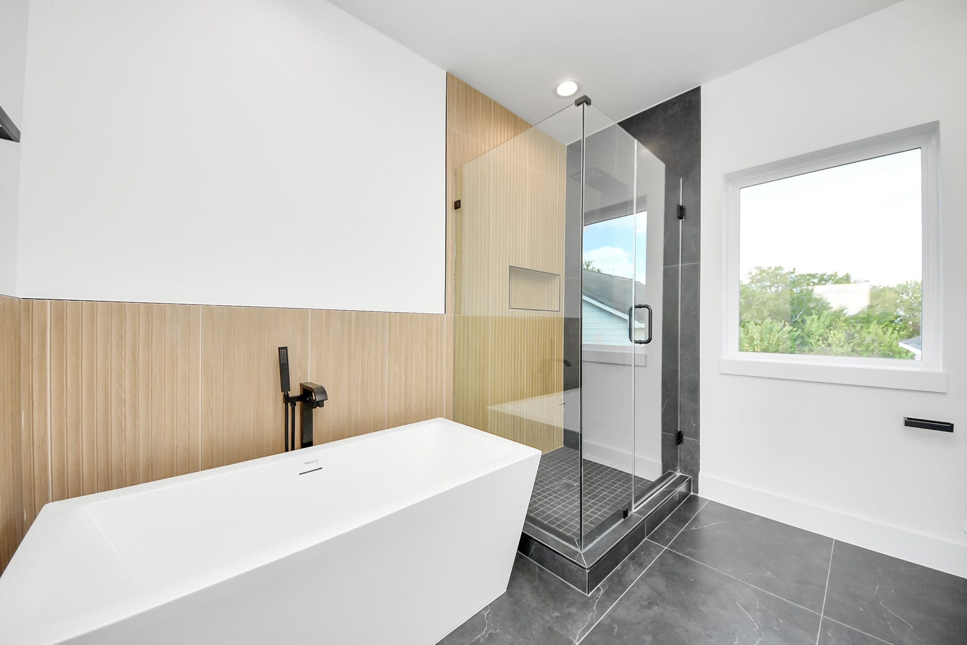 5030 Mallow Street, #A/B, Houston, TX 77033 Unit B - Primary bathroom soaking tub and separate shower