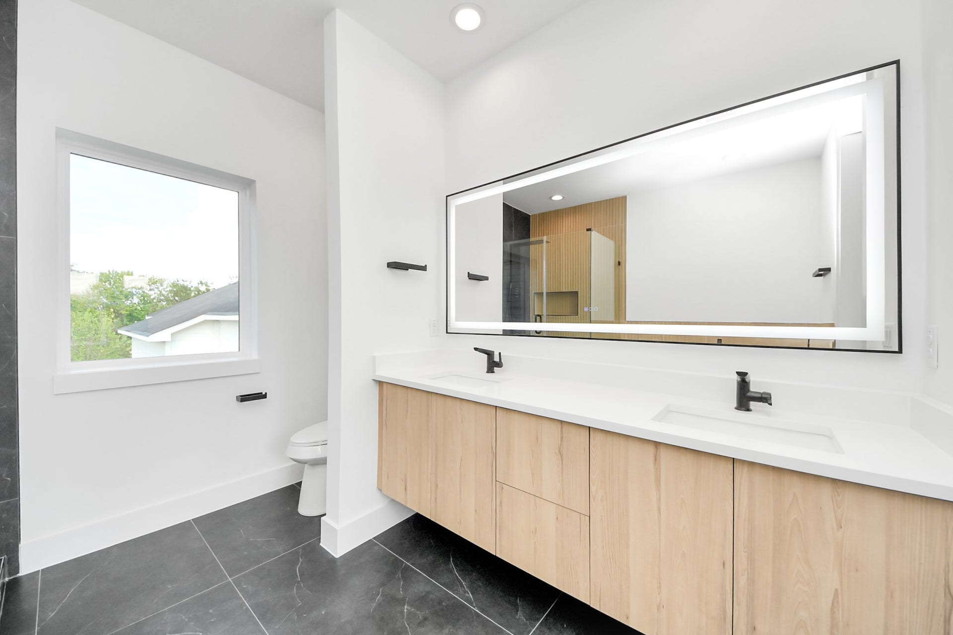 5030 Mallow Street, #A/B, Houston, TX 77033 Unit B - Primary bathroom double sinks
