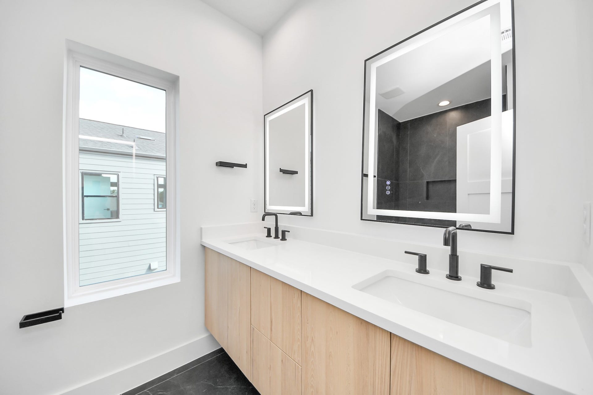 5030 Mallow Street, #A/B, Houston, TX 77033 Unit B - Secondary bathroom