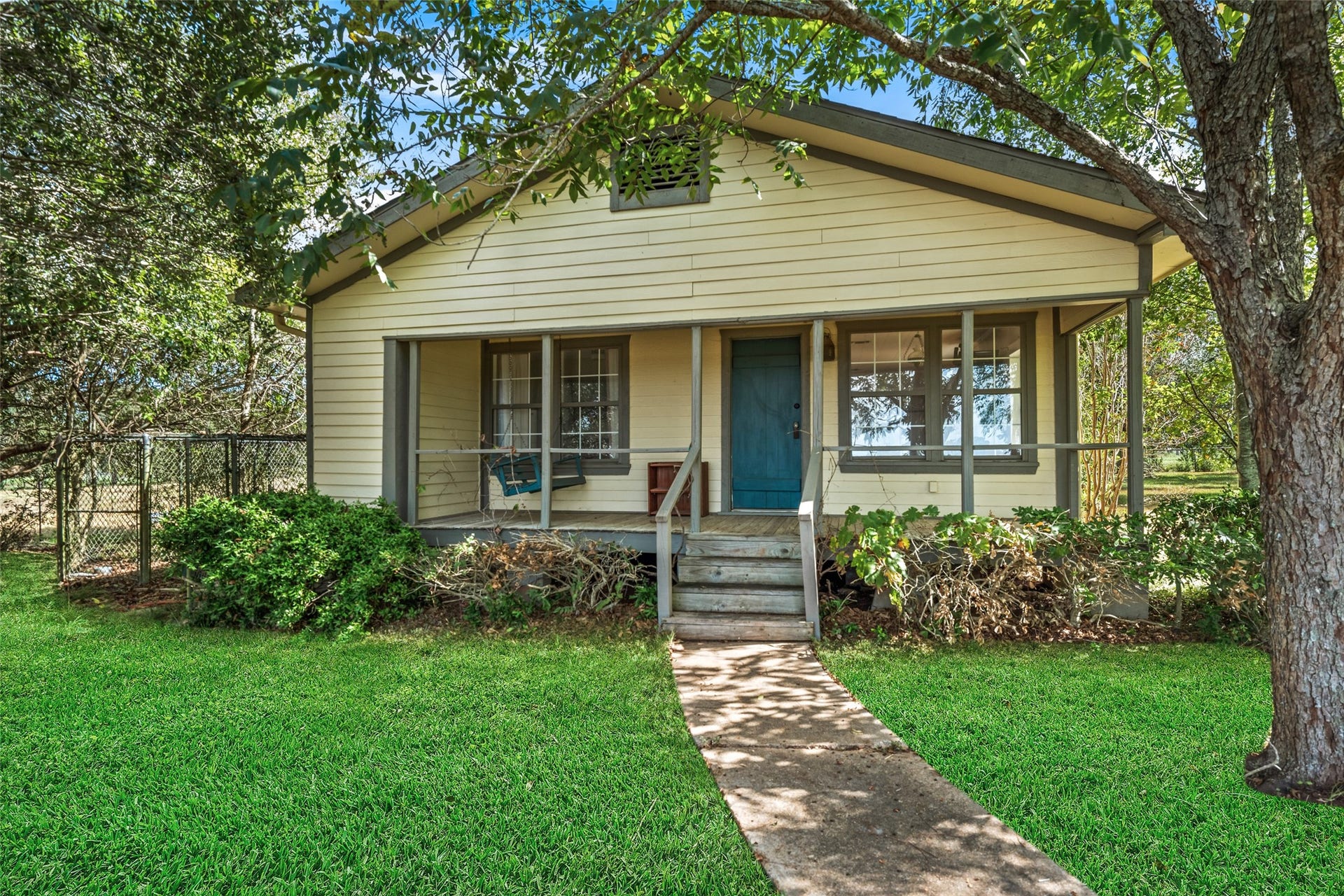 38914 Sampson Road, Brookshire, TX 77423 This charming guest house offers visitors a private retreat of their own, just steps from the main home.