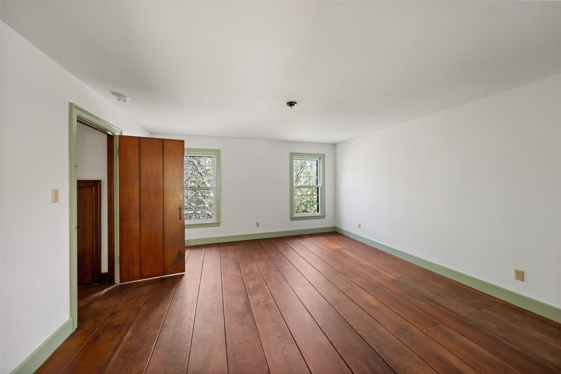 38914 Sampson Road, Brookshire, TX 77423 A spacious guest suite above the garage offers visitors a comfortable retreat all their own.