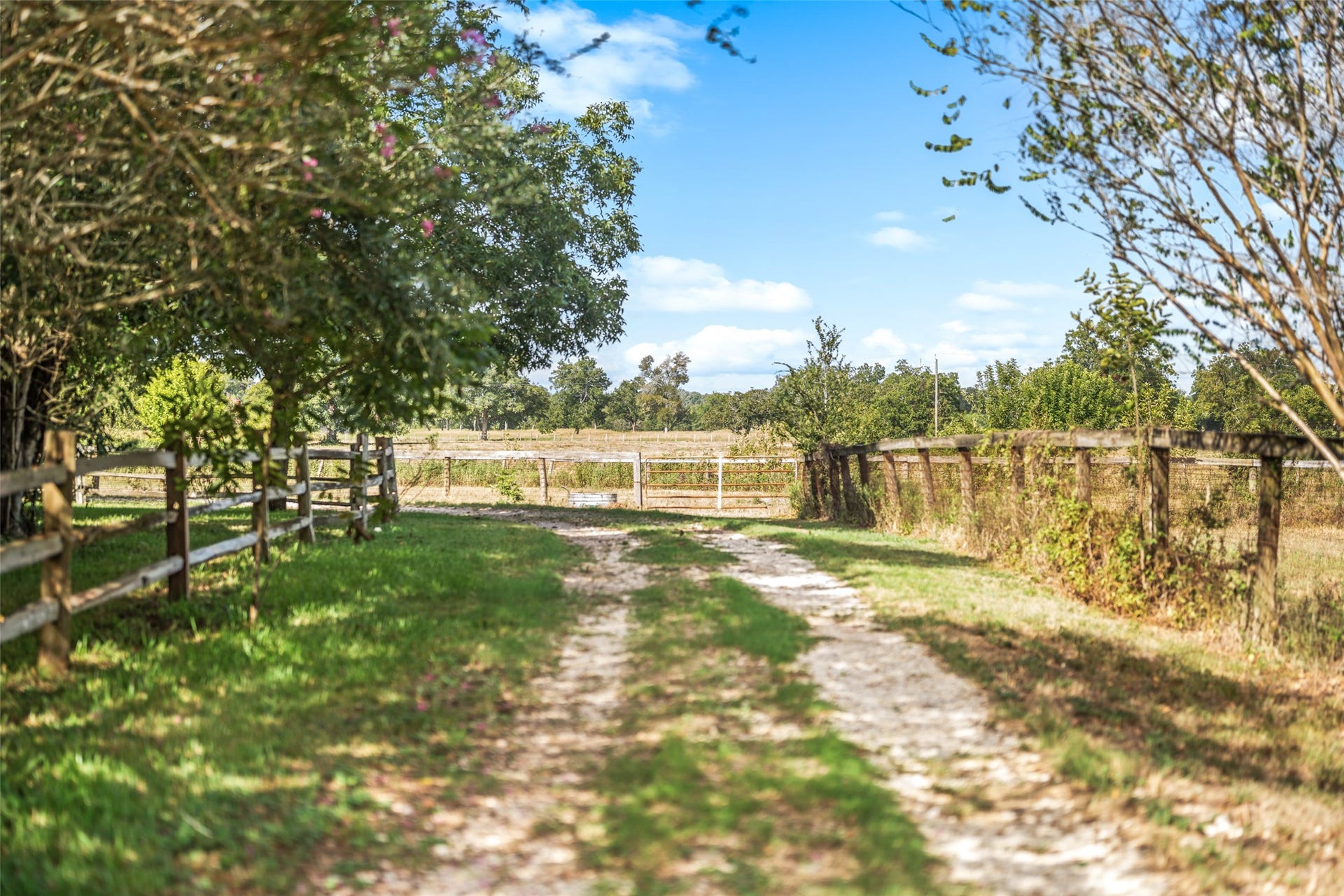 38914 Sampson Road, Brookshire, TX 77423 Automatic gate upon entry