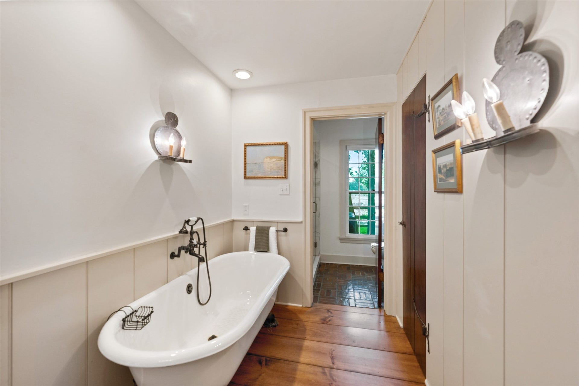 38914 Sampson Road, Brookshire, TX 77423 A charming primary bath complete with a clawfoot tub, separate shower and two closets.