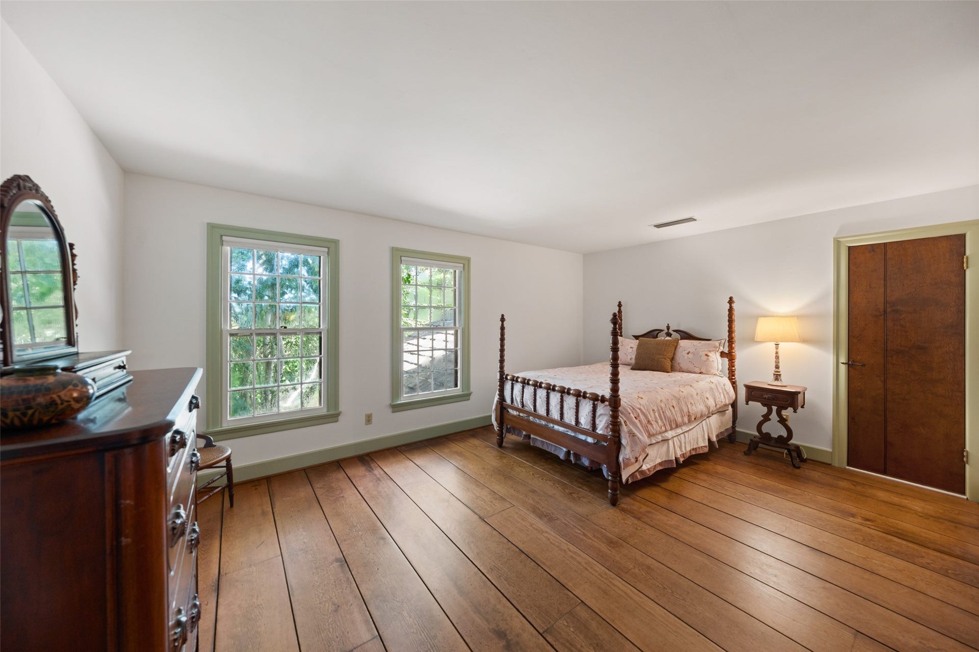 38914 Sampson Road, Brookshire, TX 77423 Another of the homes three upstairs guest rooms warm, inviting and full of natural light.