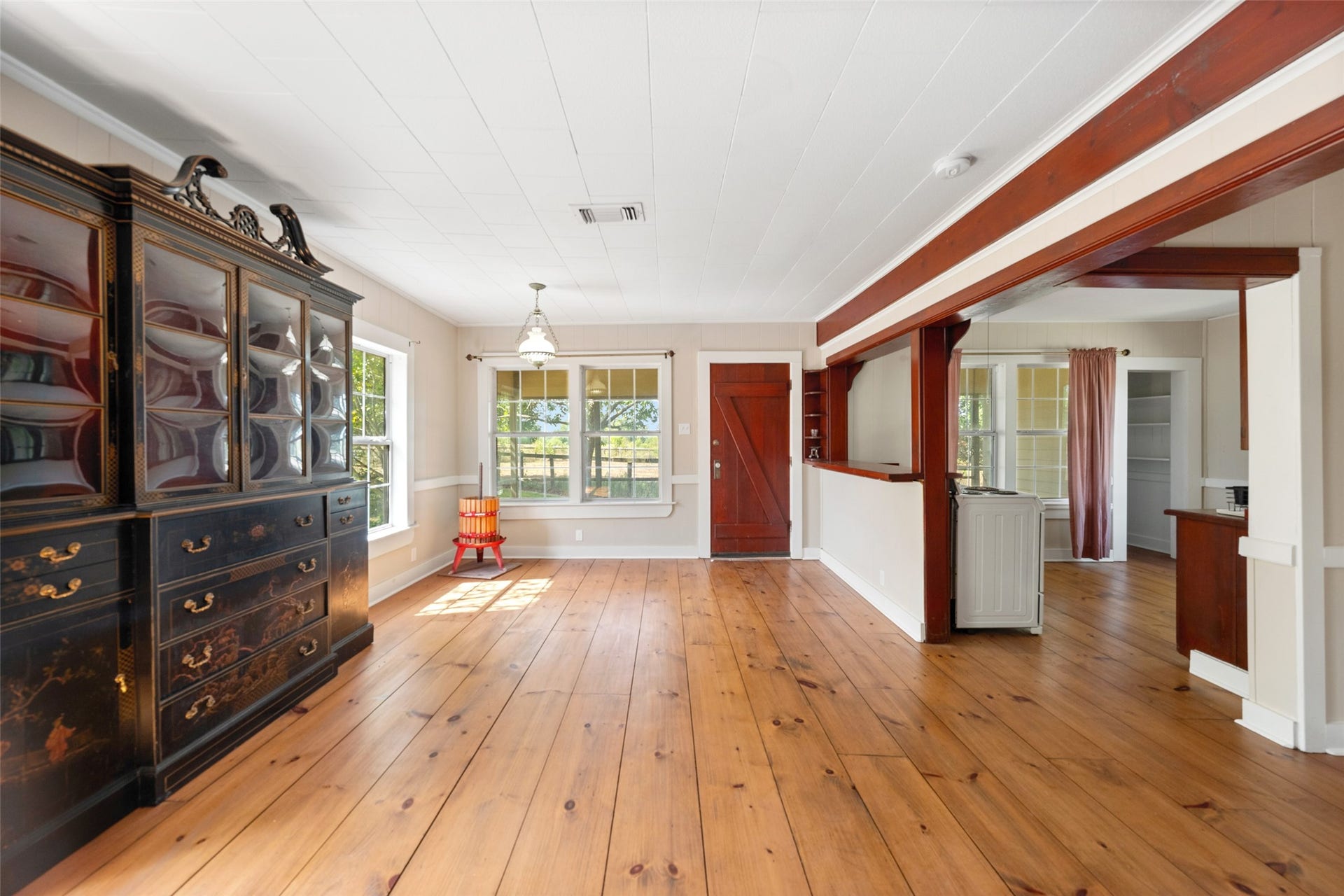 38914 Sampson Road, Brookshire, TX 77423 An open and inviting living space flows into the kitchen, with a full bedroom and bath completing this comfortable guest retreat.