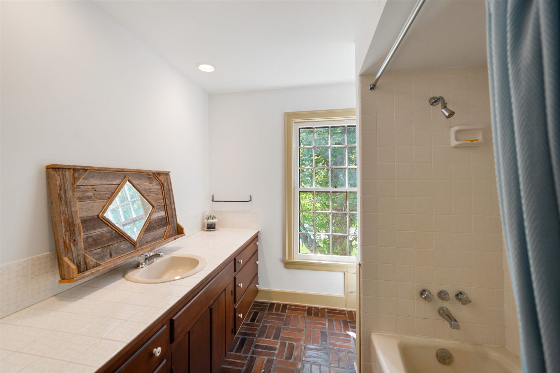 38914 Sampson Road, Brookshire, TX 77423 Bathroom of the guest suite