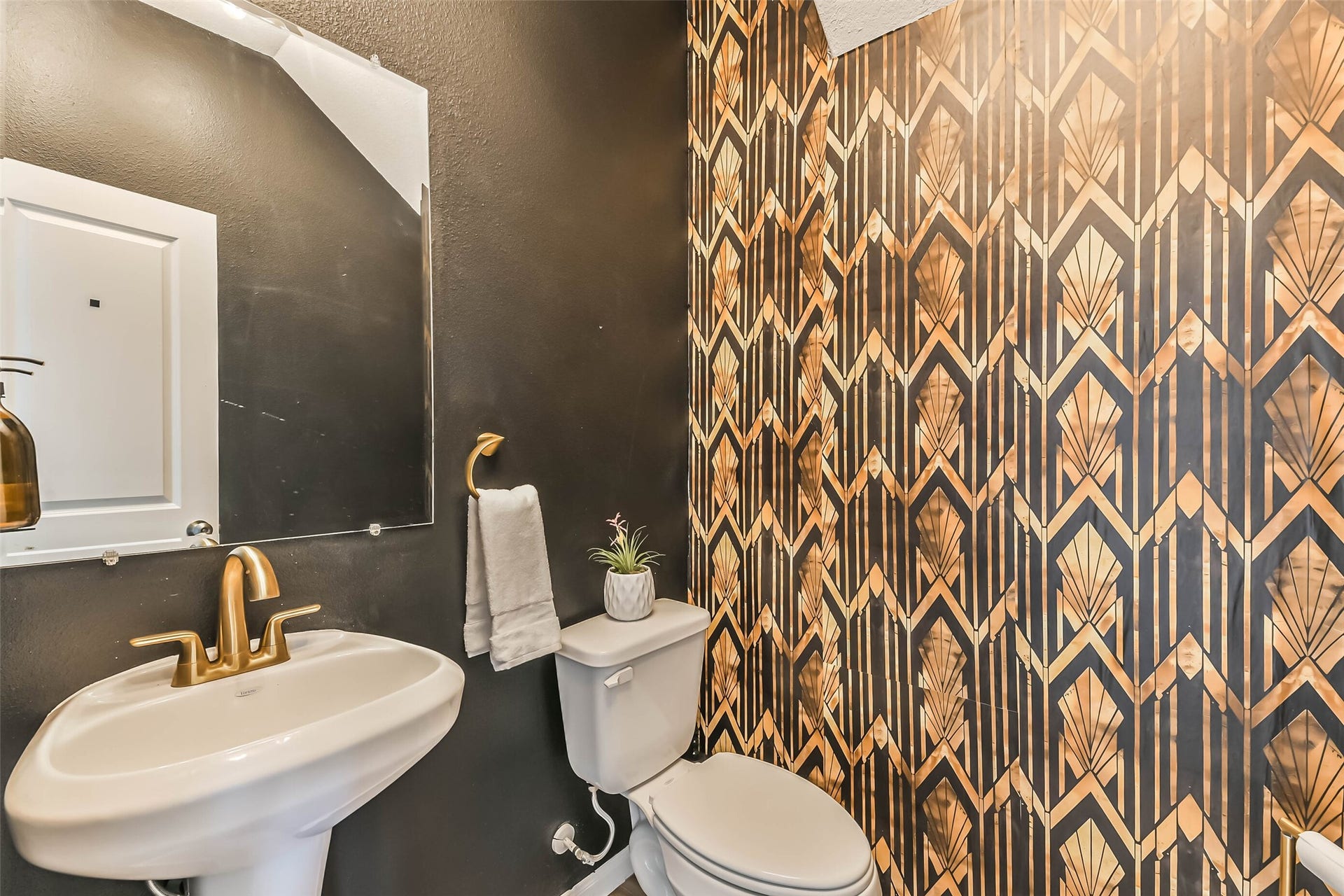 25631 Balsamroot Drive, Magnolia, TX 77355 The chic downstairs powder room with on-trend modern style.