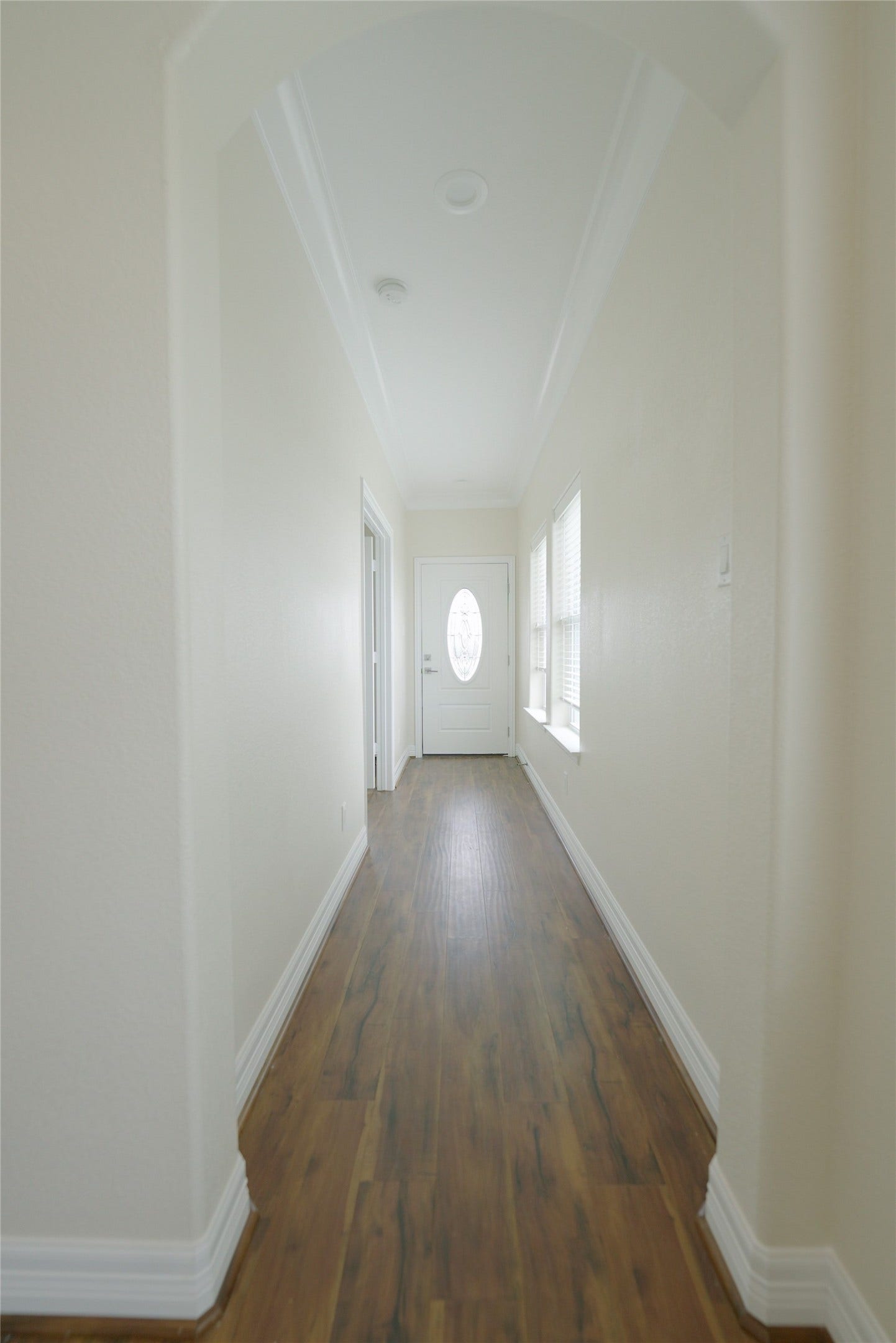 1013 10th Street, Galveston, TX 77550 Charming top-floor hallway featuring elegant hardwood floors. Currently tenant-occupied.