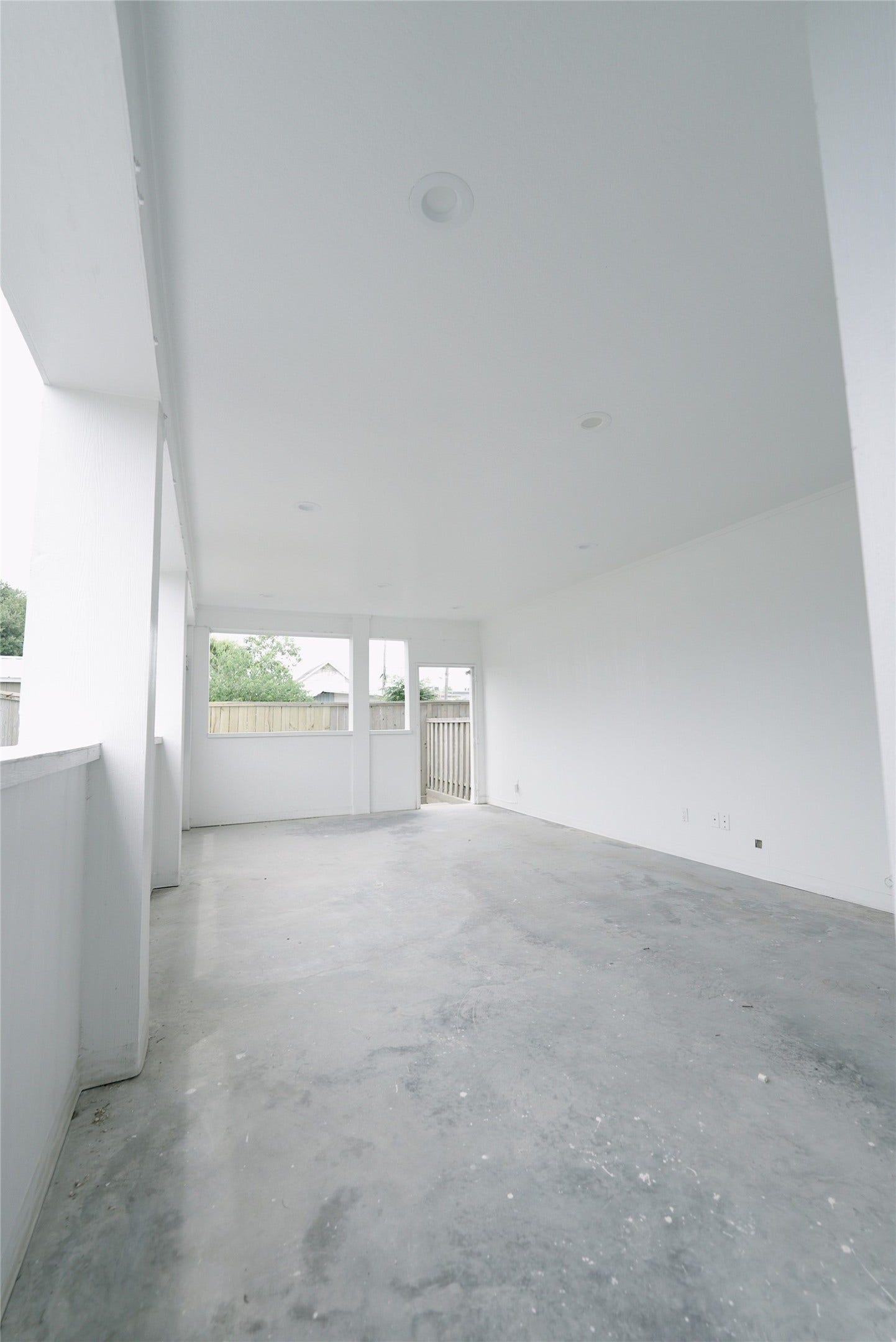 1013 10th Street, Galveston, TX 77550 Spacious covered patio perfect for outdoor entertaining and relaxation.