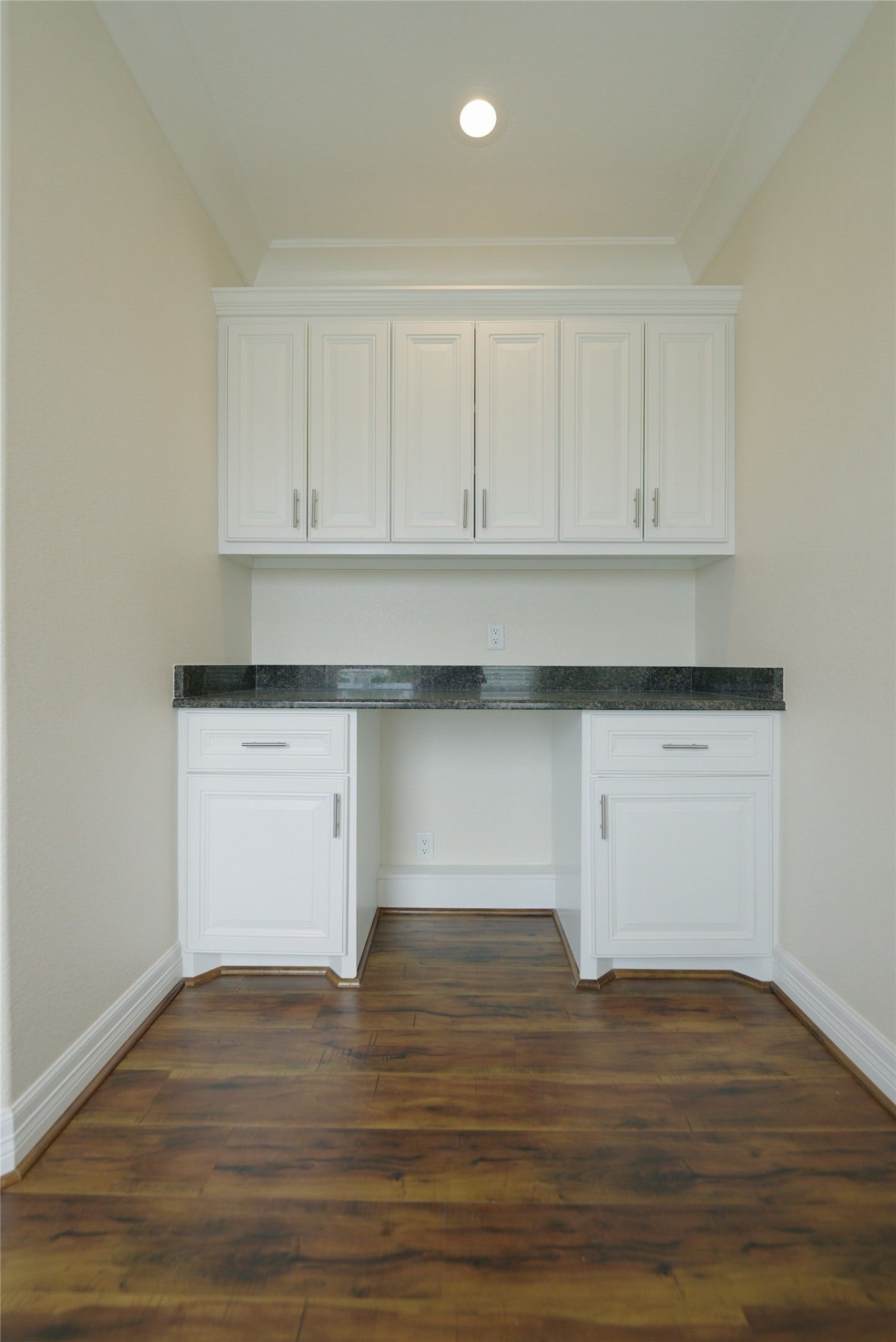 1013 10th Street, Galveston, TX 77550 Stylish top-level study nook, perfect for work or creativity. Currently tenant occupied.