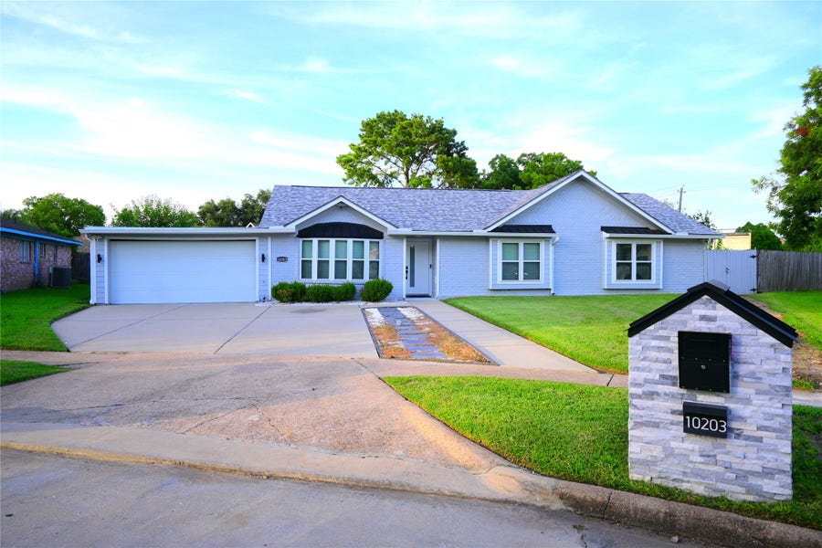 Property photo for 10203 Huntington Way Drive, Houston, TX