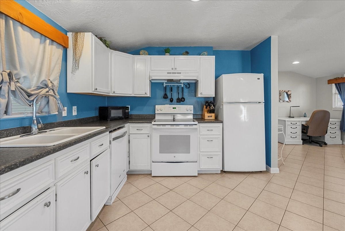 711 10th Street, Dickinson, TX 77539 Refrigerator, range and dishwasher included