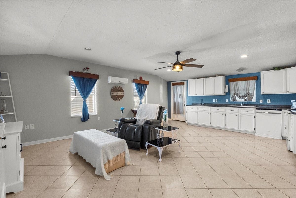 711 10th Street, Dickinson, TX 77539 Living room & kitchen