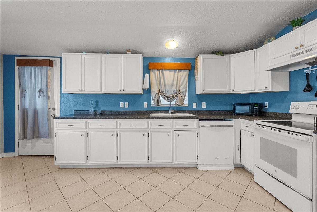 711 10th Street, Dickinson, TX 77539 Lots of cabinet space
