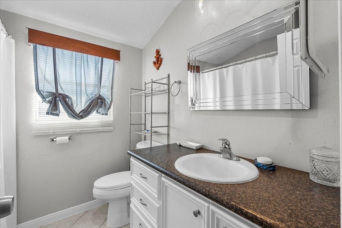 711 10th Street, Dickinson, TX 77539 Full Bath