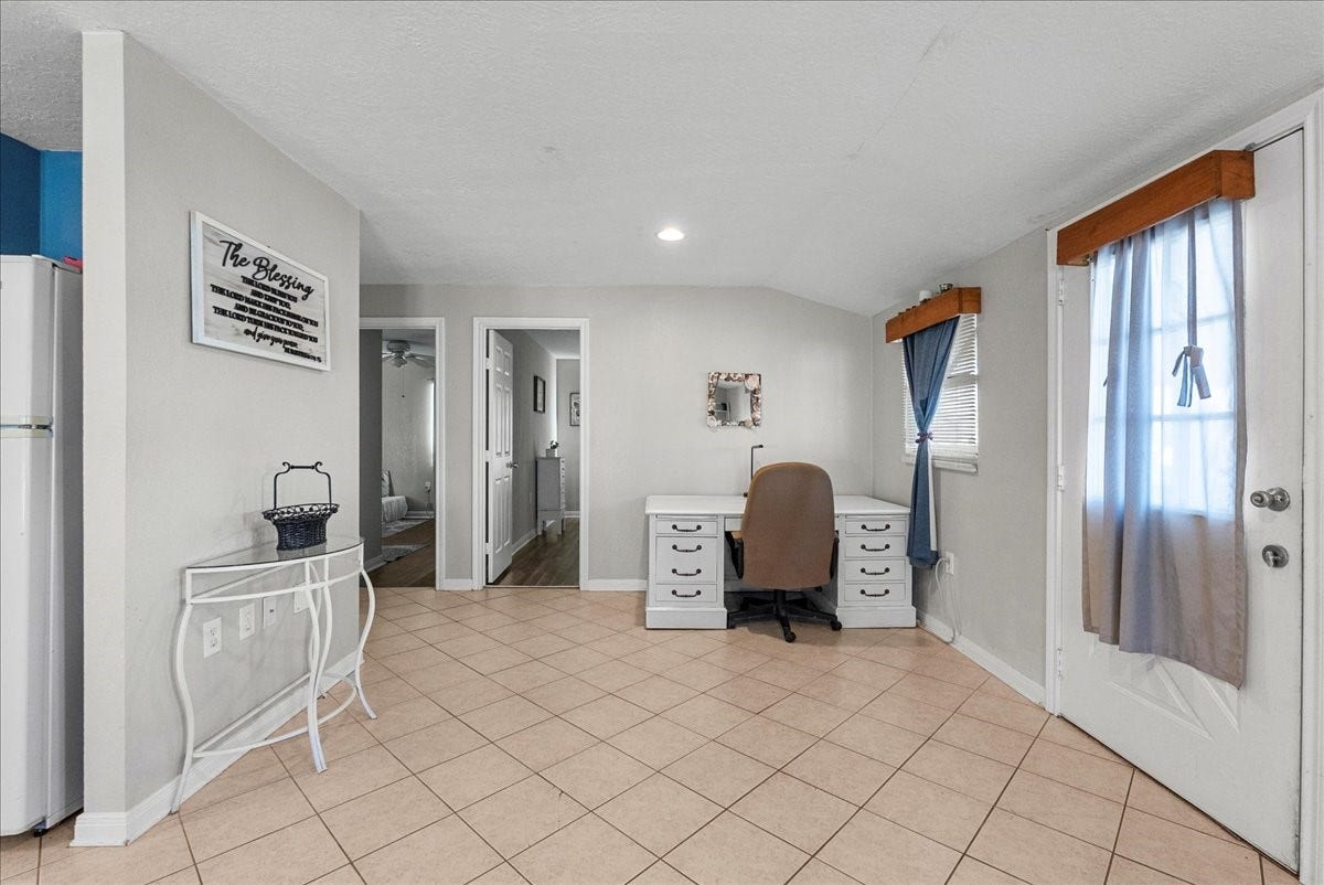 711 10th Street, Dickinson, TX 77539 Multi-purpose area off the living room
