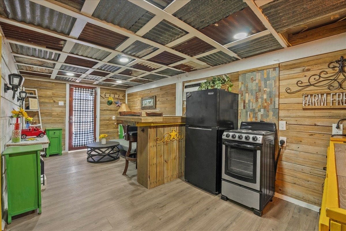 711 10th Street, Dickinson, TX 77539 Downstairs kitchen