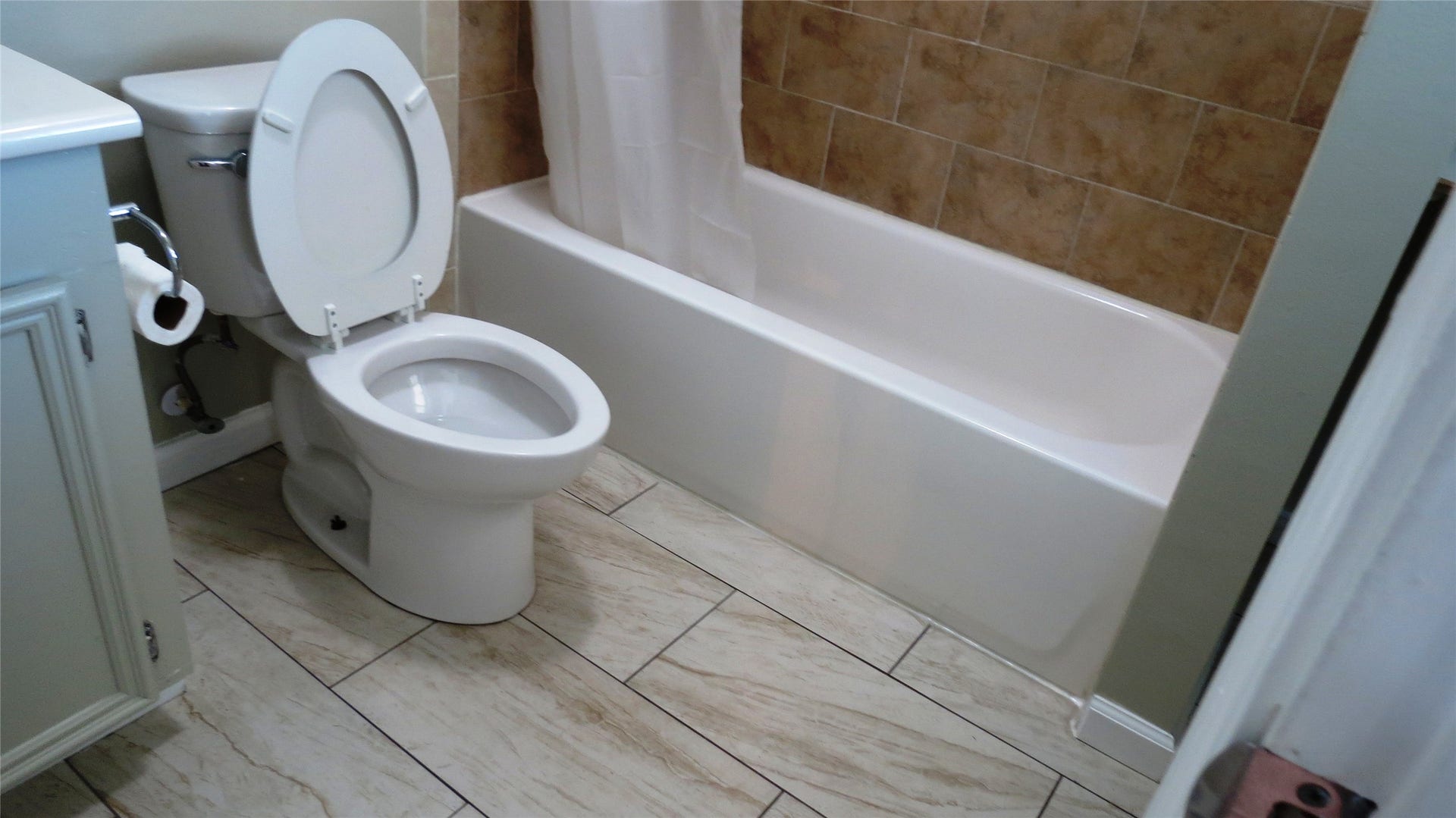 2809 Ball Street, #2, Galveston, TX 77550 BATHROOM