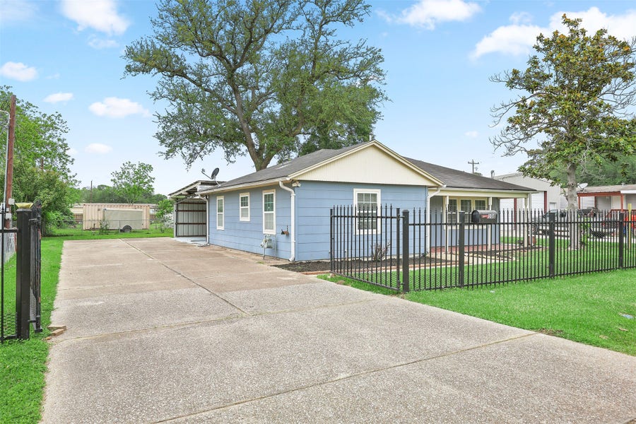 Property photo for 108 N 7th Street, Highlands, TX