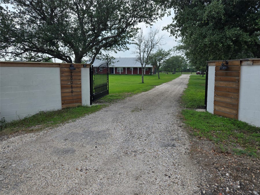 Property photo for 18010 County Road 48, Rosharon, TX