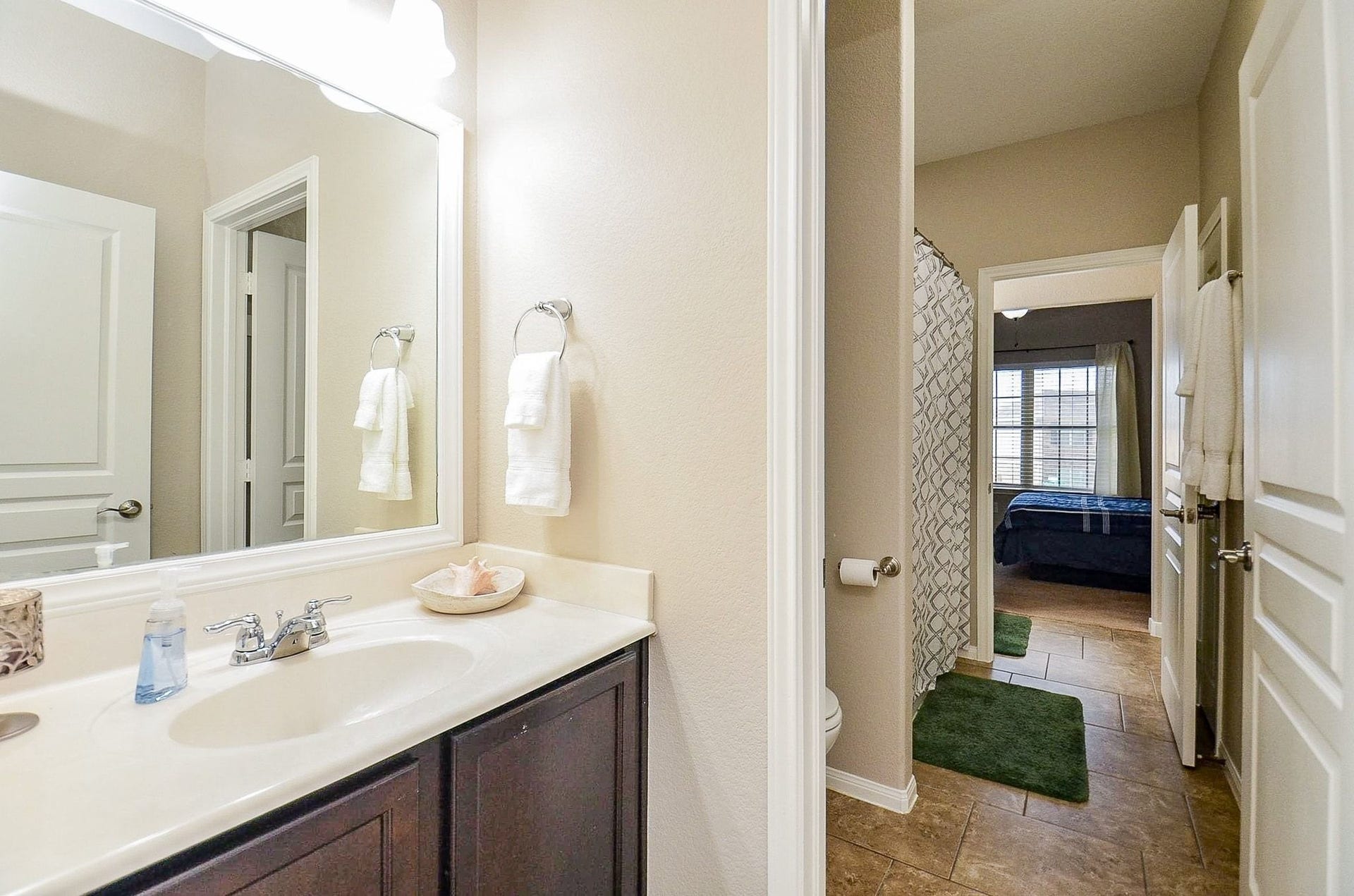 19802 Mulberry Pine Lane, Cypress, TX 77429 The upstairs bathroom connects one of the bedrooms to the hallways and has two separate sink areas for maximum convenience.