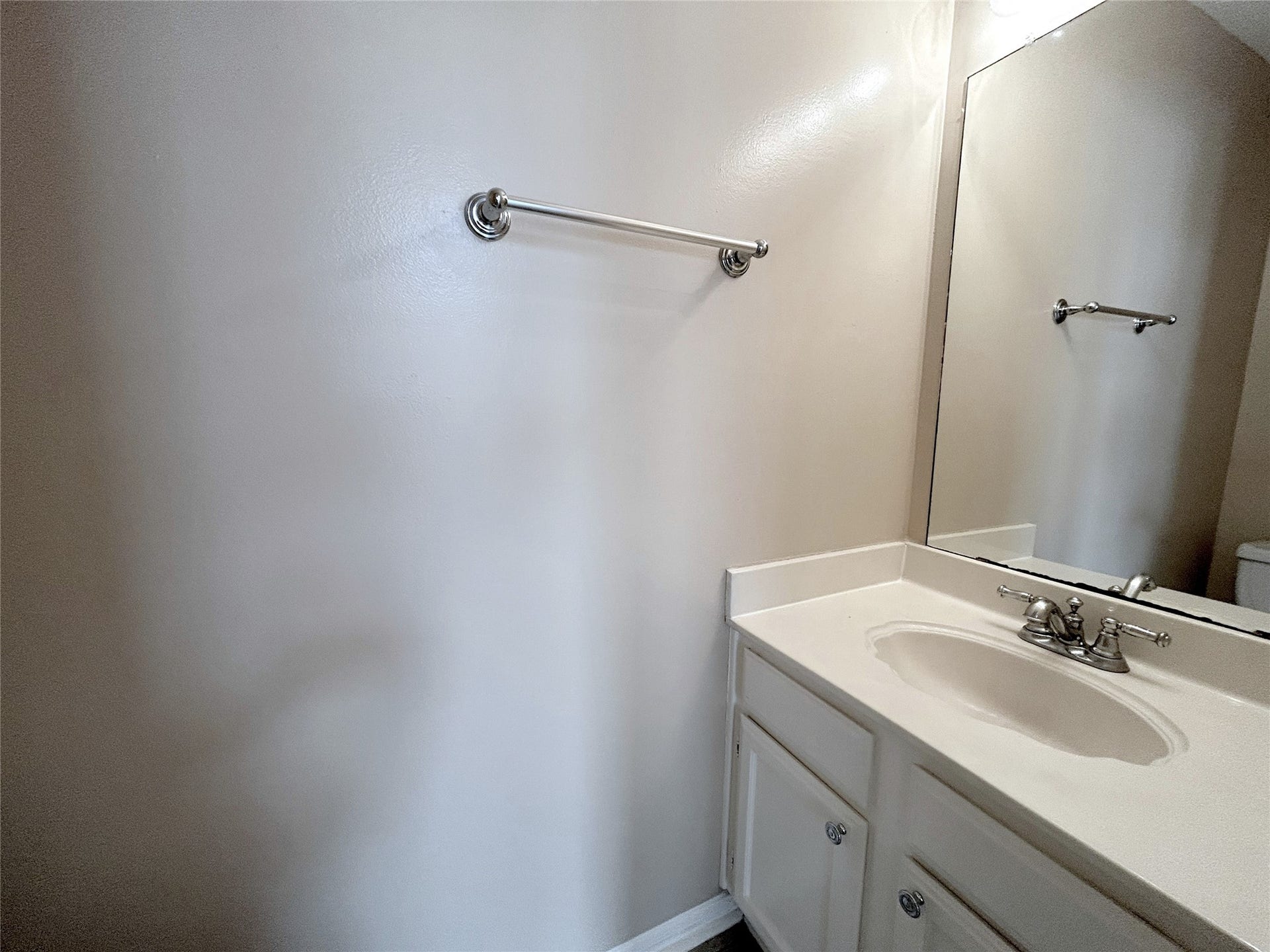 7703 Valera Lane, Houston, TX 77083 Guest bath down stair