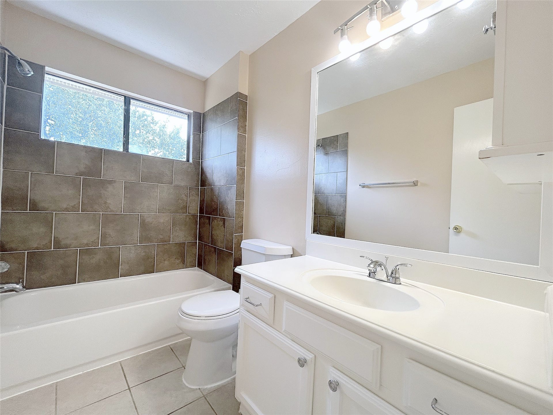 7703 Valera Lane, Houston, TX 77083 Hallway bath